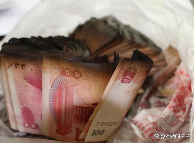 山东男子去收废品,收了一位8旬老爷爷几十斤废纸壳,给了21块钱,回家后